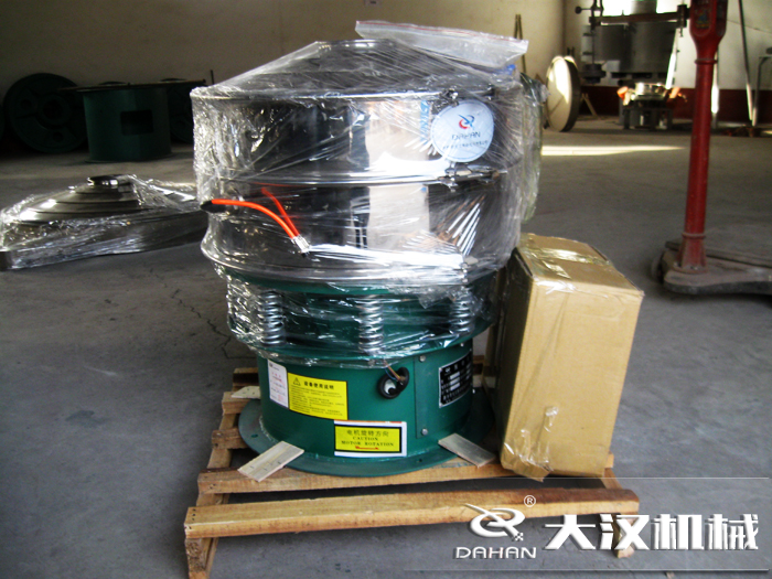 三氯蔗糖粉超聲波振動篩采用不銹鋼+碳鋼材質(zhì)的產(chǎn)品能夠更好的節(jié)省成本，同時(shí)能夠達(dá)到想要的篩分效果。